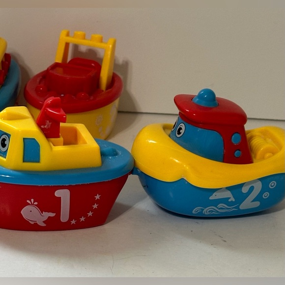 3 Bees and Me Magnetic Bath Tug Boats - Picture 2 of 6